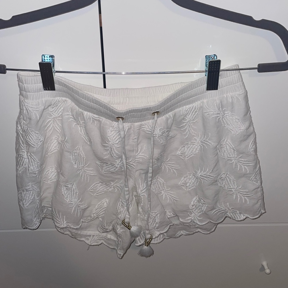 NWOT Lilly Pulitzer pineapple print white soft cotton shorts